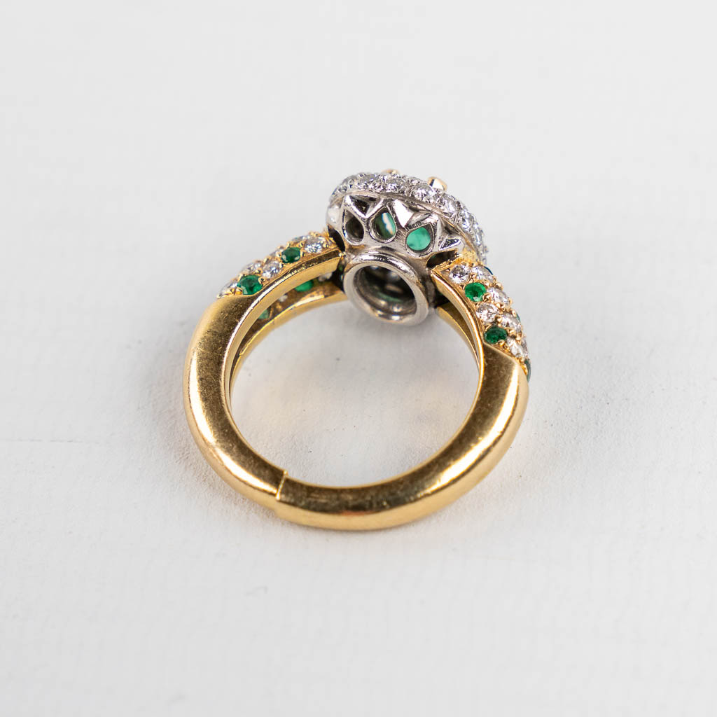 A ring, 18 kt yellow gold with facetted emeralds and diamonds, 10,48g.