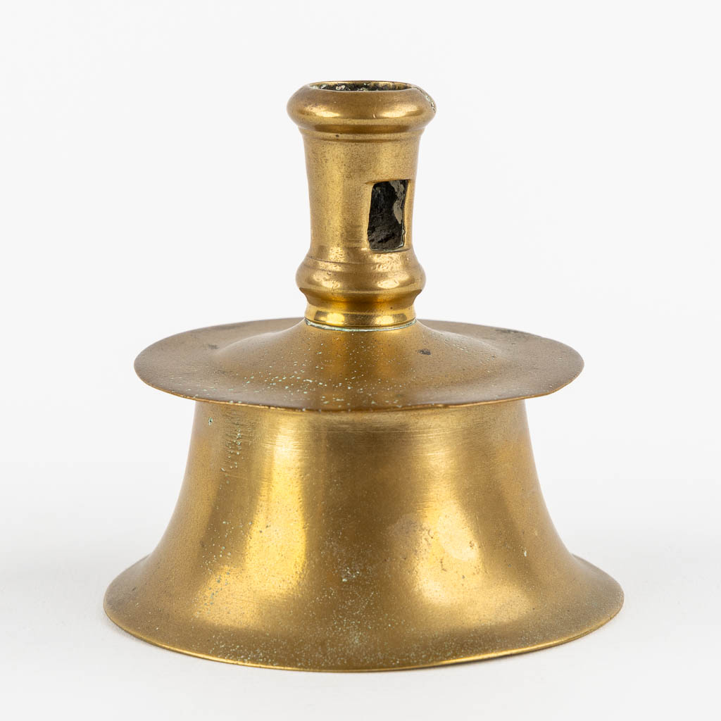 A Flemish brass 'Capstan' candlestick, early 16th C. (H:11,5 x D:11,5 cm)