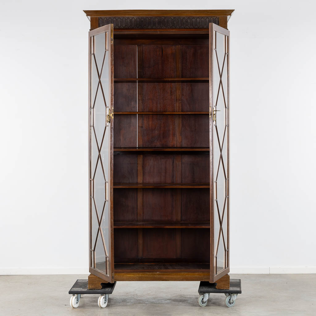 Een Engelse vitrinekast, Bibliotheekkast, 19de eeuw. (L:49 x W:125 x H:230 cm)