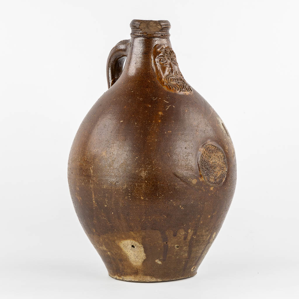 A Bartmann jug with 1 cartouche. Mid-17th C. (H:34 x D:20 cm)