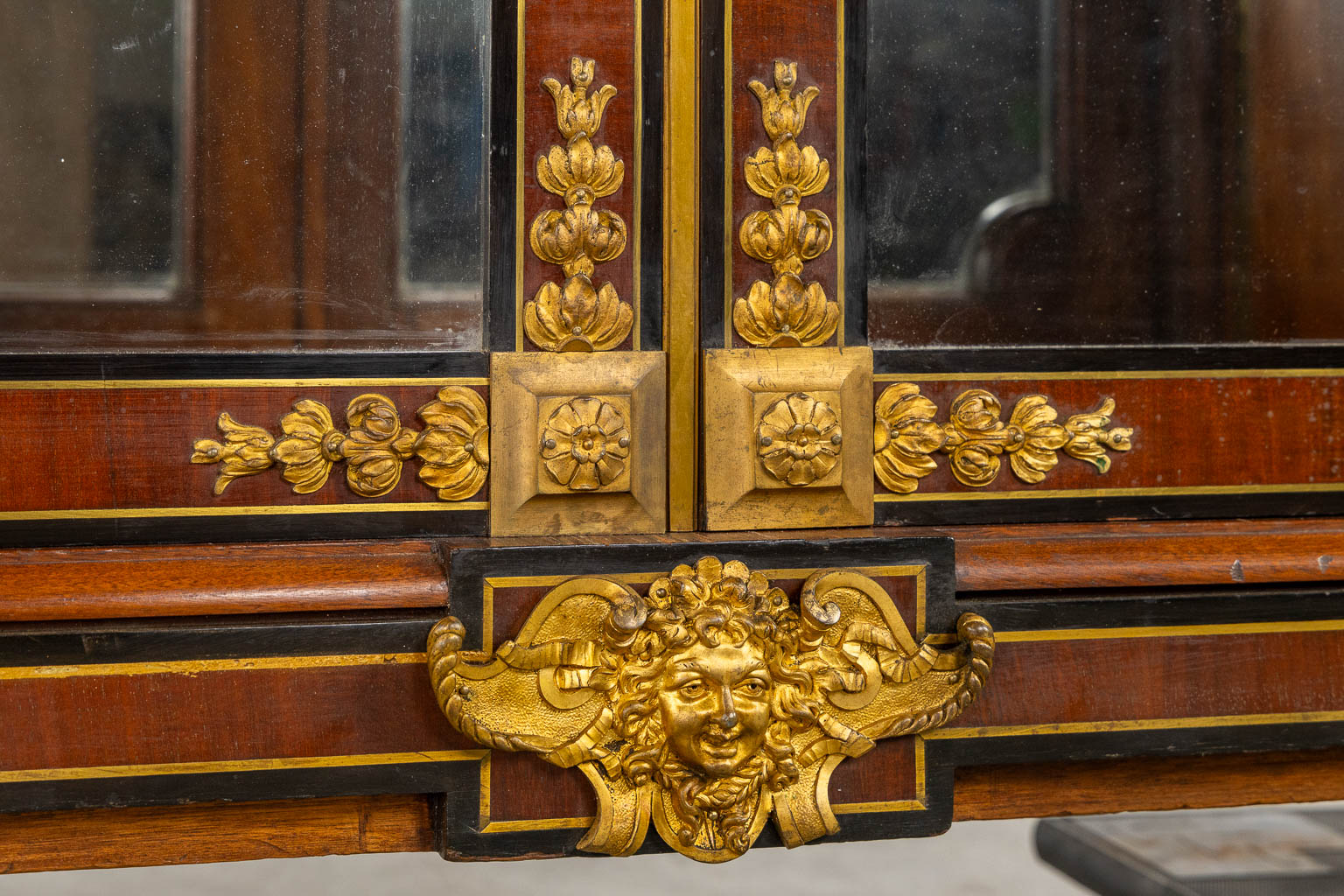 An exceptional two-door display cabinet, in the style of Paul Sormani. 19th C. (L:42 x W:125 x H:165 cm)