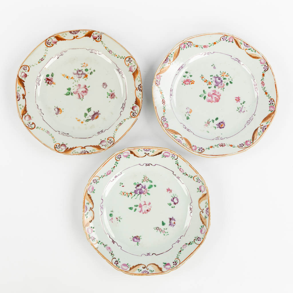 Compagnie Des Indes, A large platter and 12 plates. Qianlong, 18th C. (L:28,5 x W:37 cm)