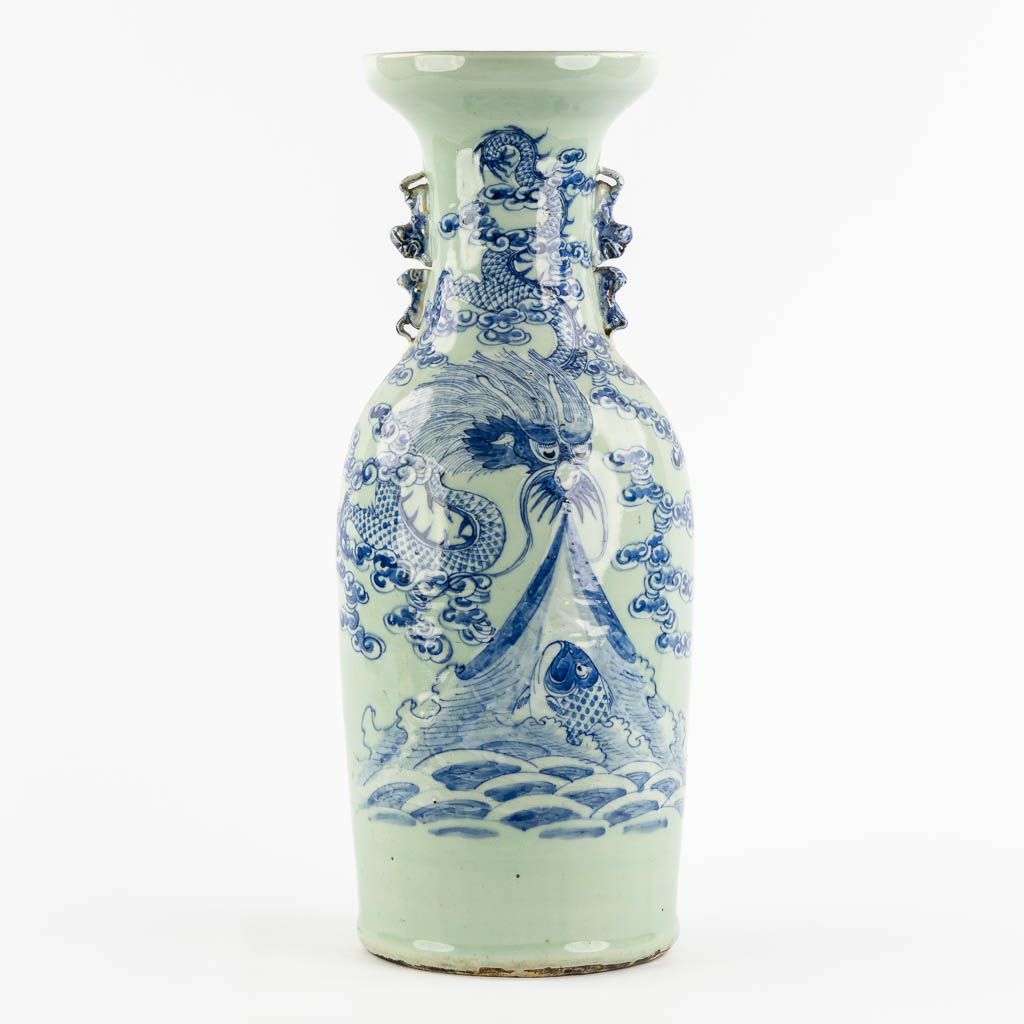 Een Chinese Celadon vaas met een draak en vis. (H:58 x D:23 cm)