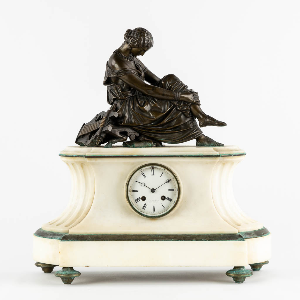 James PRADIER (1790-1852) 'Schouwklok met een gezeten dame'. (L:21 x W:45 x H:47 cm)