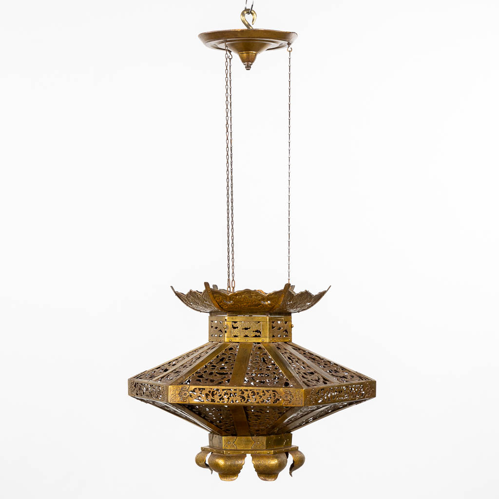 Een antieke Japanse hanglamp, messing, circa 1920. (L:52 x W:52 x H:110 cm)