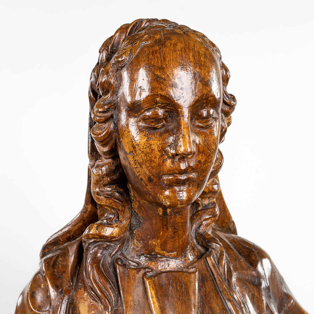 Een antieke houtsculptuur, figuur van een edeldame. 17de/18de eeuw. (L:30 x W:53 x H:123 cm)