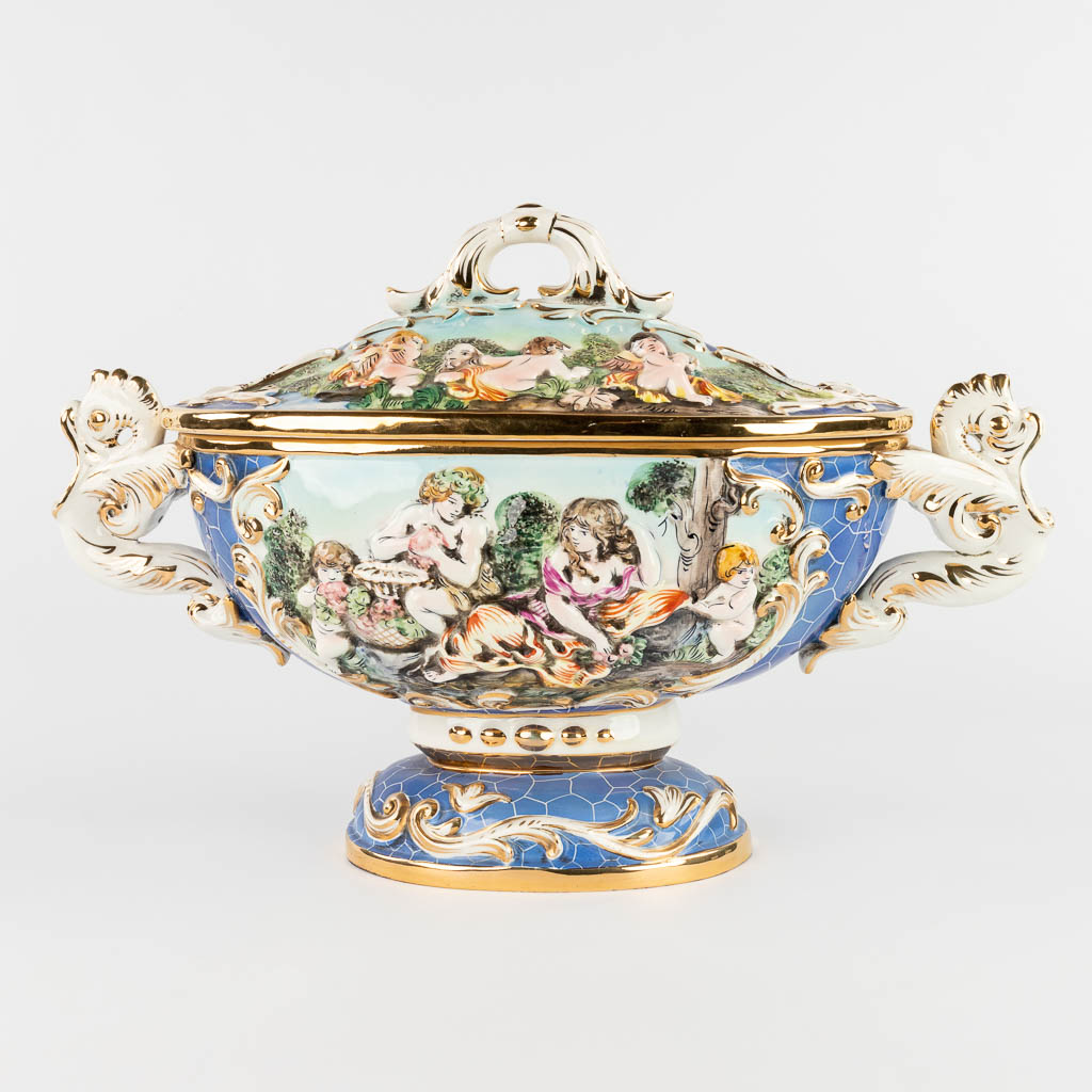 Capodimonte faience, a collection of 2 items, Italy circa 1970. (L:22 x W:52 x H:32 cm)