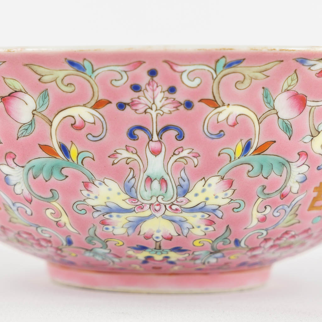 A Chinese Famille Rose bowl decorated with peaches, Daoguang mark. (H:6 x D:16,5 cm)