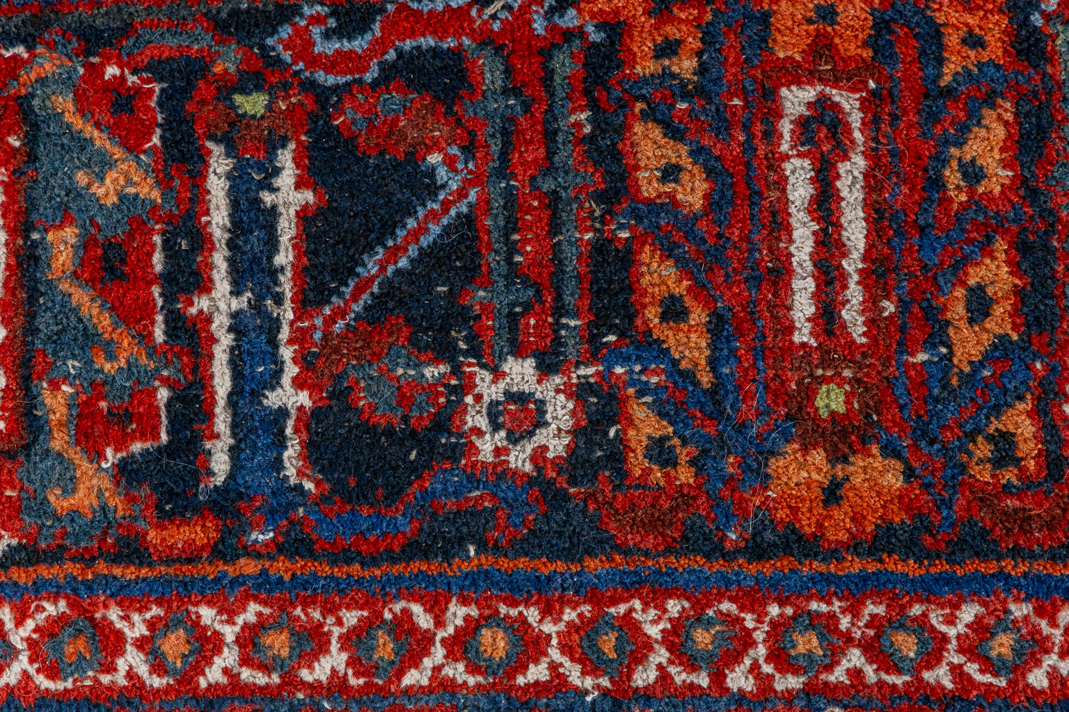 A large Oriental hand-made carpet, Djoshgan, Tabriz. (L:432 x W:326 cm)