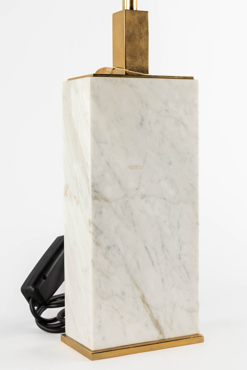 Deknudt, A mid-century table lamp, Carrara marble. Circa 1980. (L:8,5 x W:13,5 x H:65,5 cm)