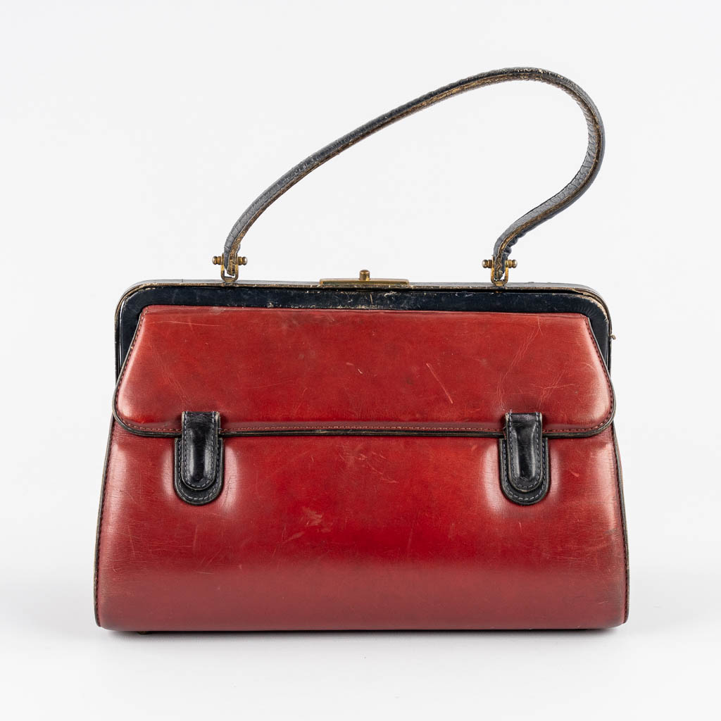 Delvaux, a vintage handbag, red leather, circa 1950. (W:28 x H:18 cm)