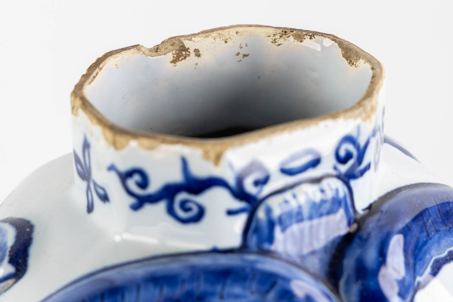 Een 5-delig Kaststel, Delft. Blauw-witte faience. (H:41 cm)