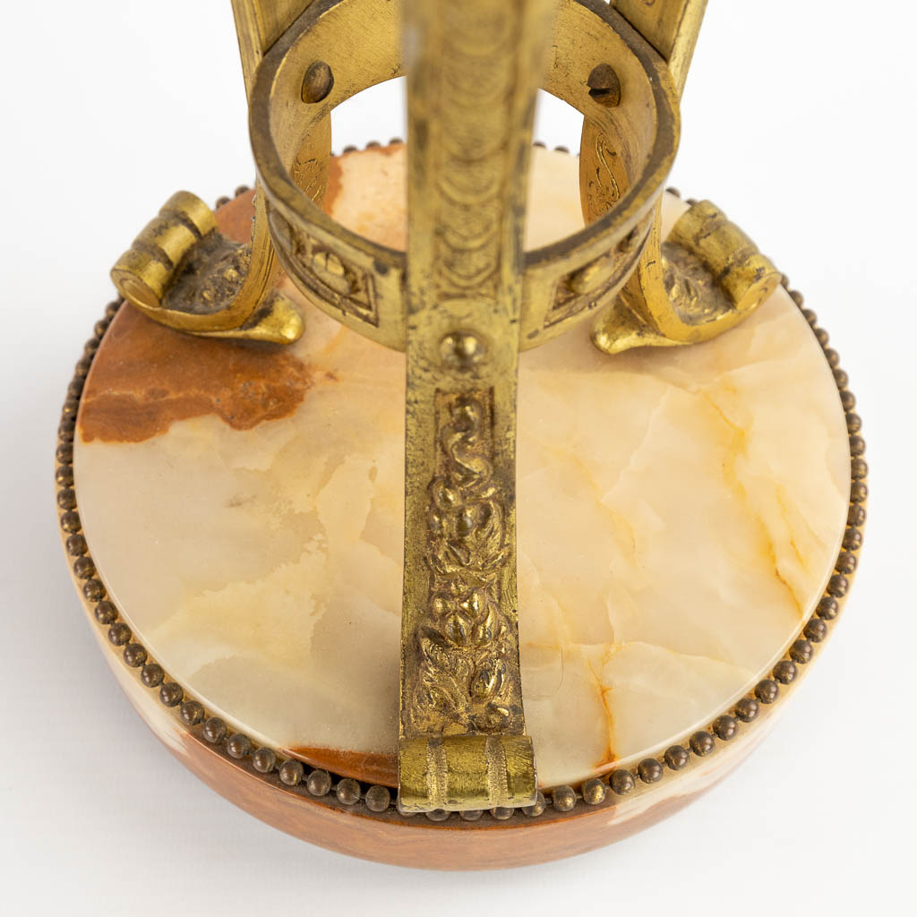 Een paar cassolettes, onyx gemonteerd met brons in Lodewijk XVI stijl. Circa 1900. (H:45 x D:18 cm)