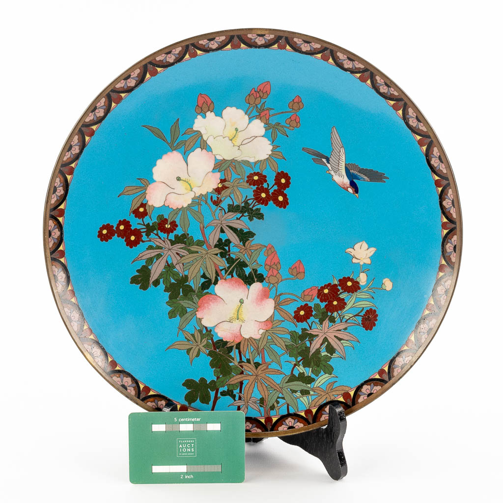 Een groot sierbord afgewerkt met cloisonné email met decor van vogels en bloemen. 20ste eeuw. (D: 30 cm)