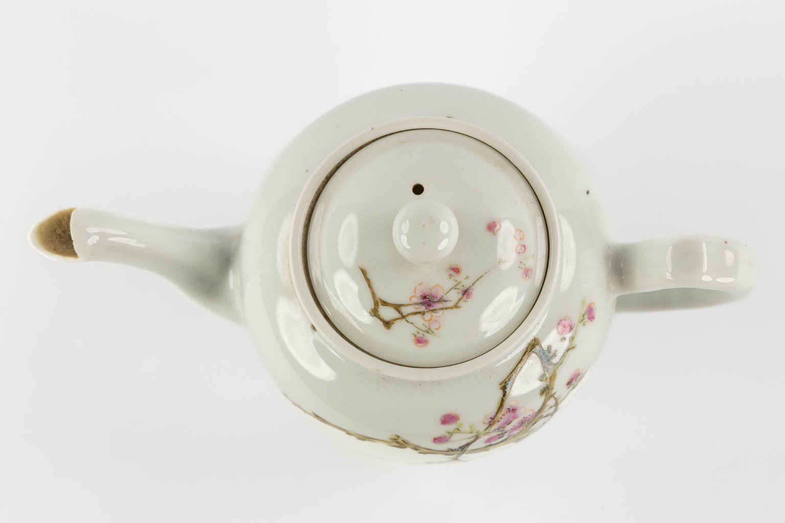 A Chinese Famille Rose teapot with a floral decor and calligraphy. 19th/20th C. (L:12 x W:21 x H:16 cm)