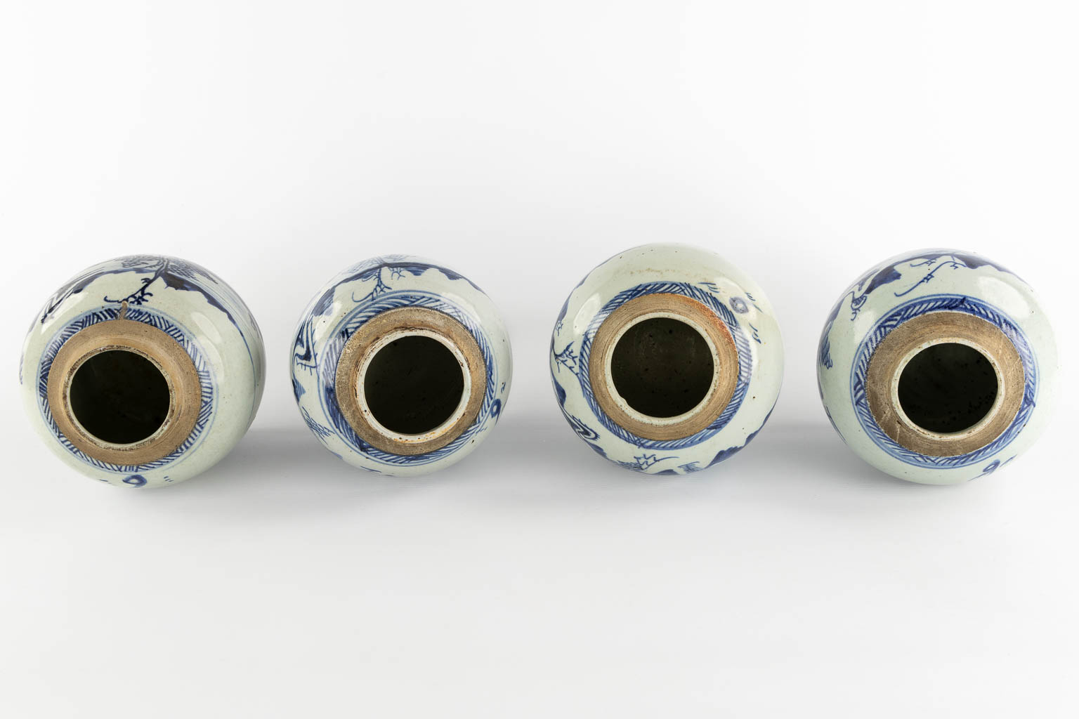 Four matching Chinese Ginger Jars, blue-white stoneware. (H:18 x D:16 cm)