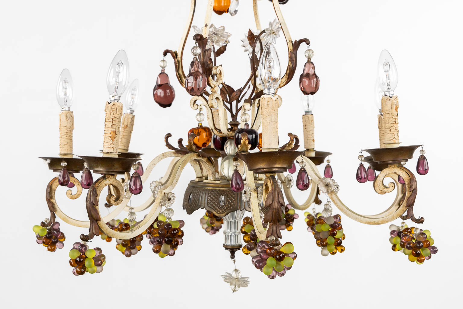 A decorative chandelier with coloured glass in the shape of fruits. (H:80 x D:75 cm)