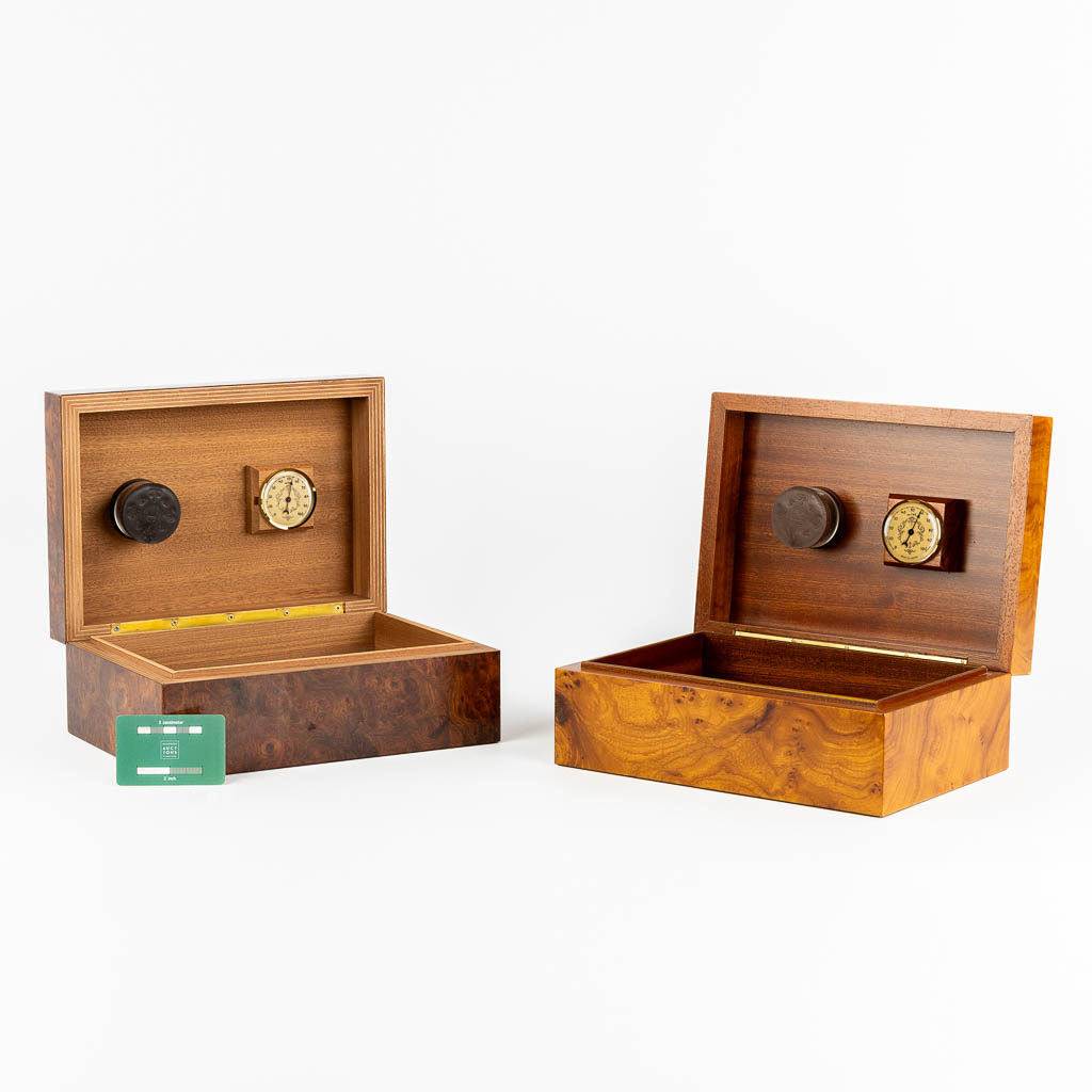 A set of 2 vintage Cigar Humidor's, Burlwood. 