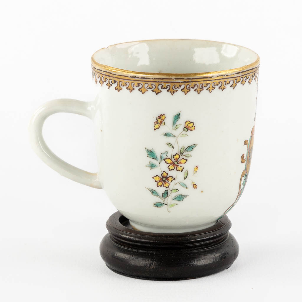 A Chinese export porcelain cup with a heraldic image, Qianlong. (L:6 x W:8,6 x H:6,5 cm)