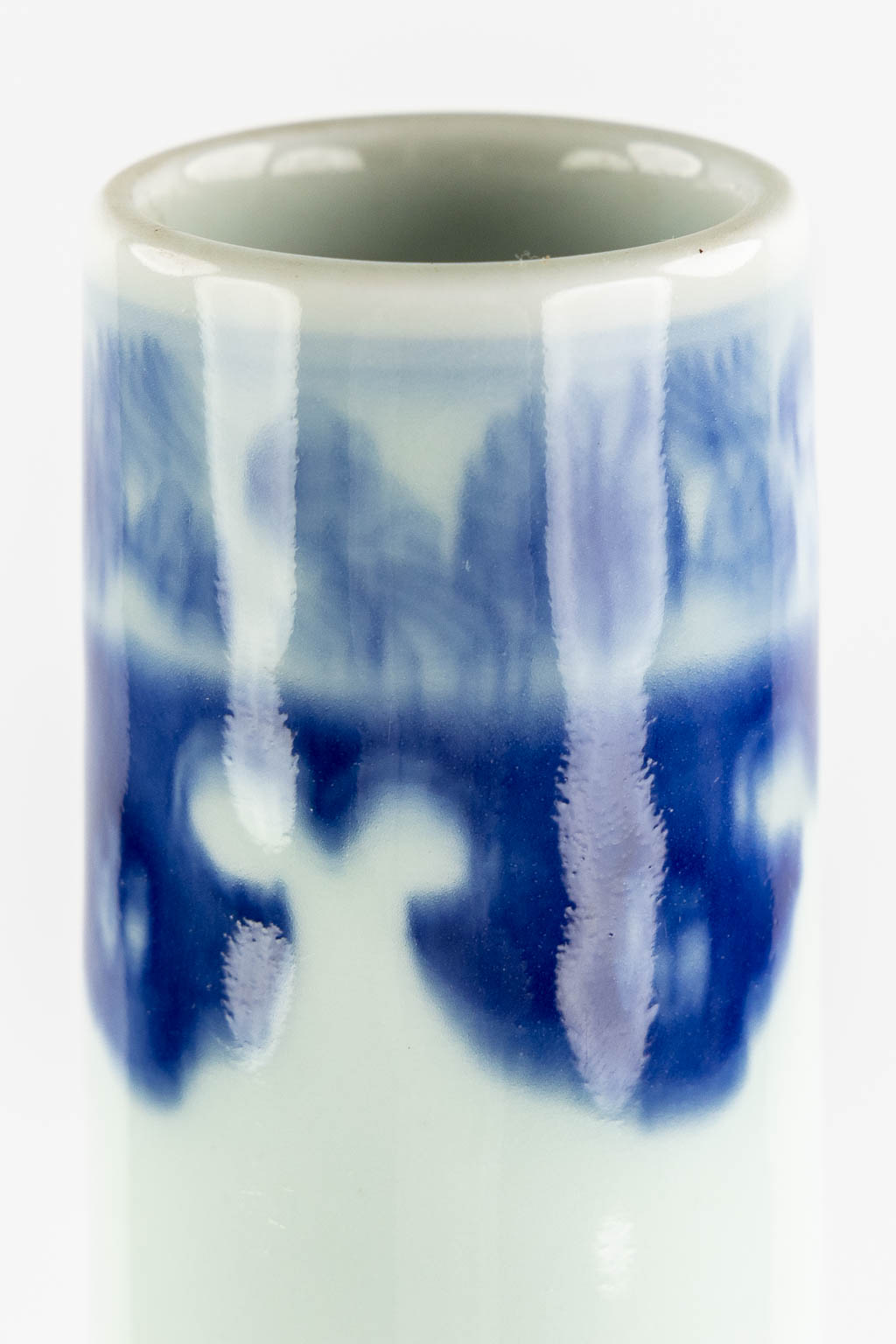 A large Chinese vase, blue-white with a floral decor. (H:61 x D:24 cm)