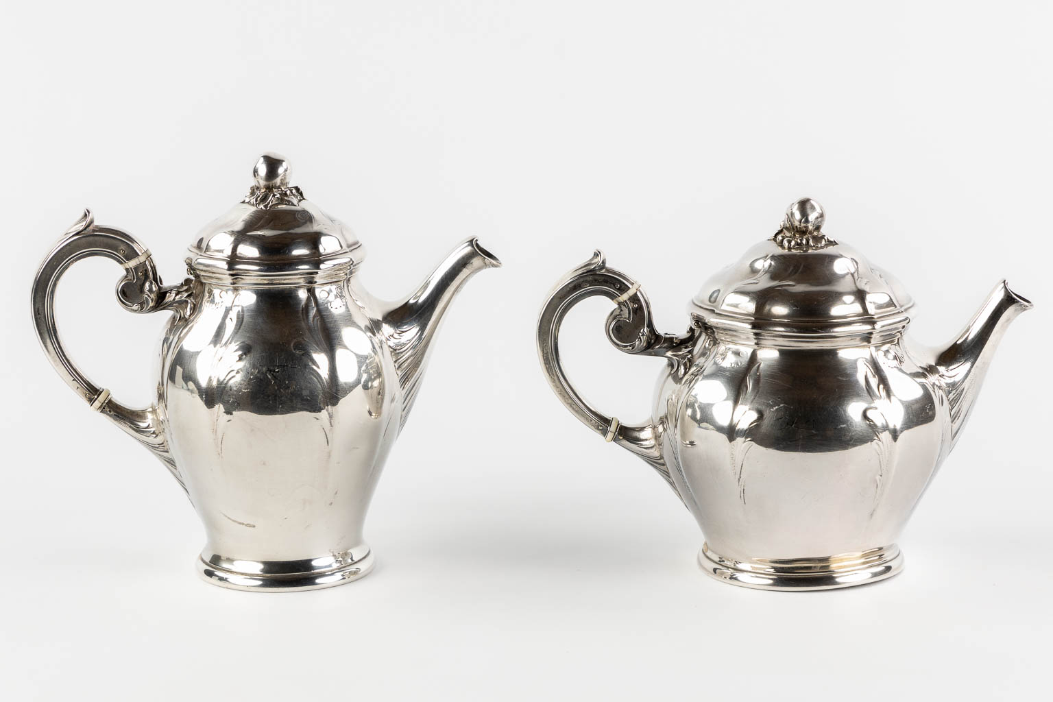 Boucheron Paris, een uitzonderlijk zilver koffie- en theeservies met samovar. 950/1000. 9,289 kg. (L:49 x W:69,5 x H:37 cm)