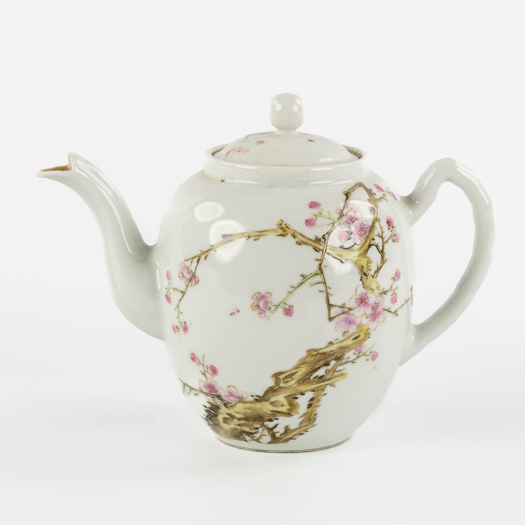 A Chinese Famille Rose teapot with a floral decor and calligraphy. 19th/20th C. (L:12 x W:21 x H:16 cm)