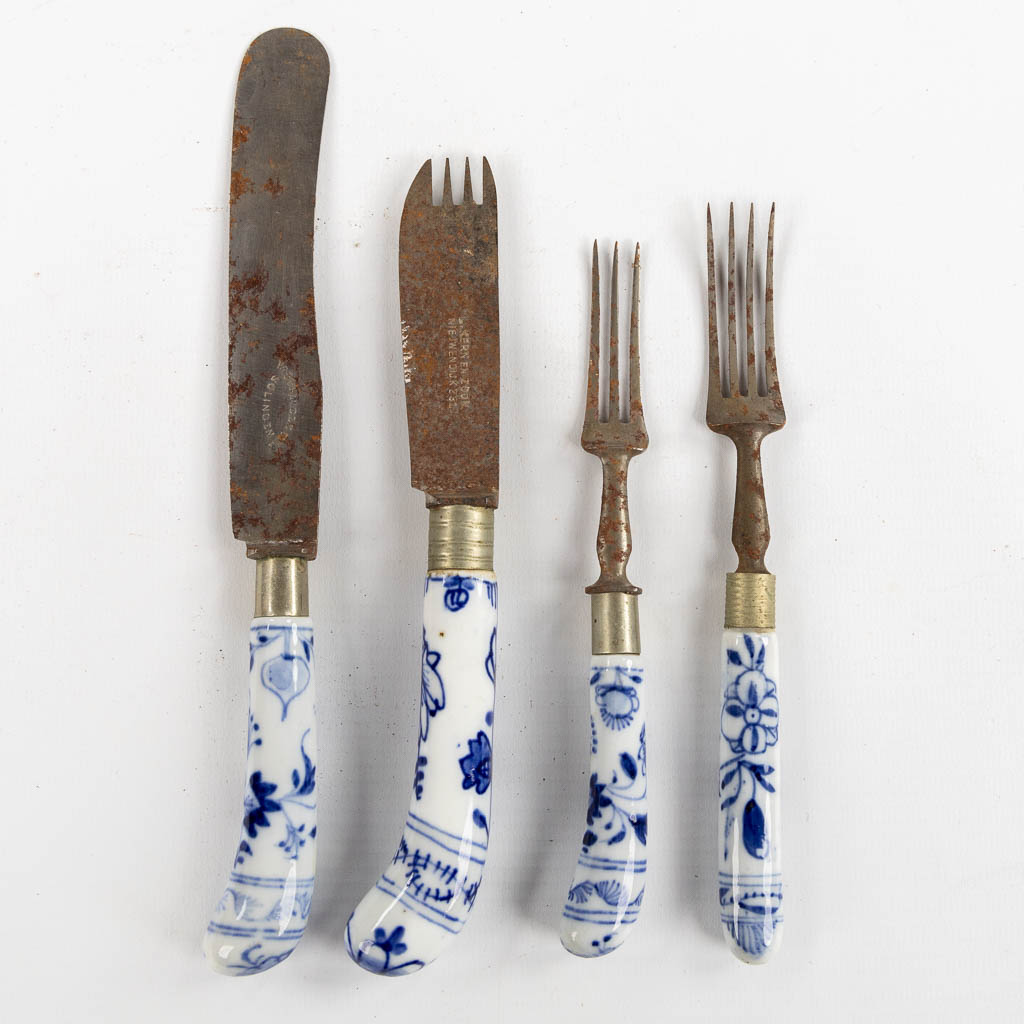 A collection of knives, forks and plates, Zwiebelmunster decor. 19th C. (L:13 x W:18 cm)