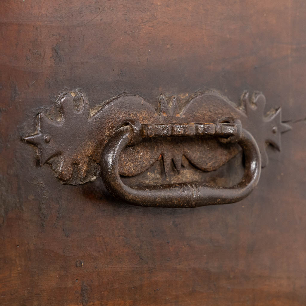 An antique chest, walnut, 17th/18th C. (L:68,5 x W:178 x H:93 cm)