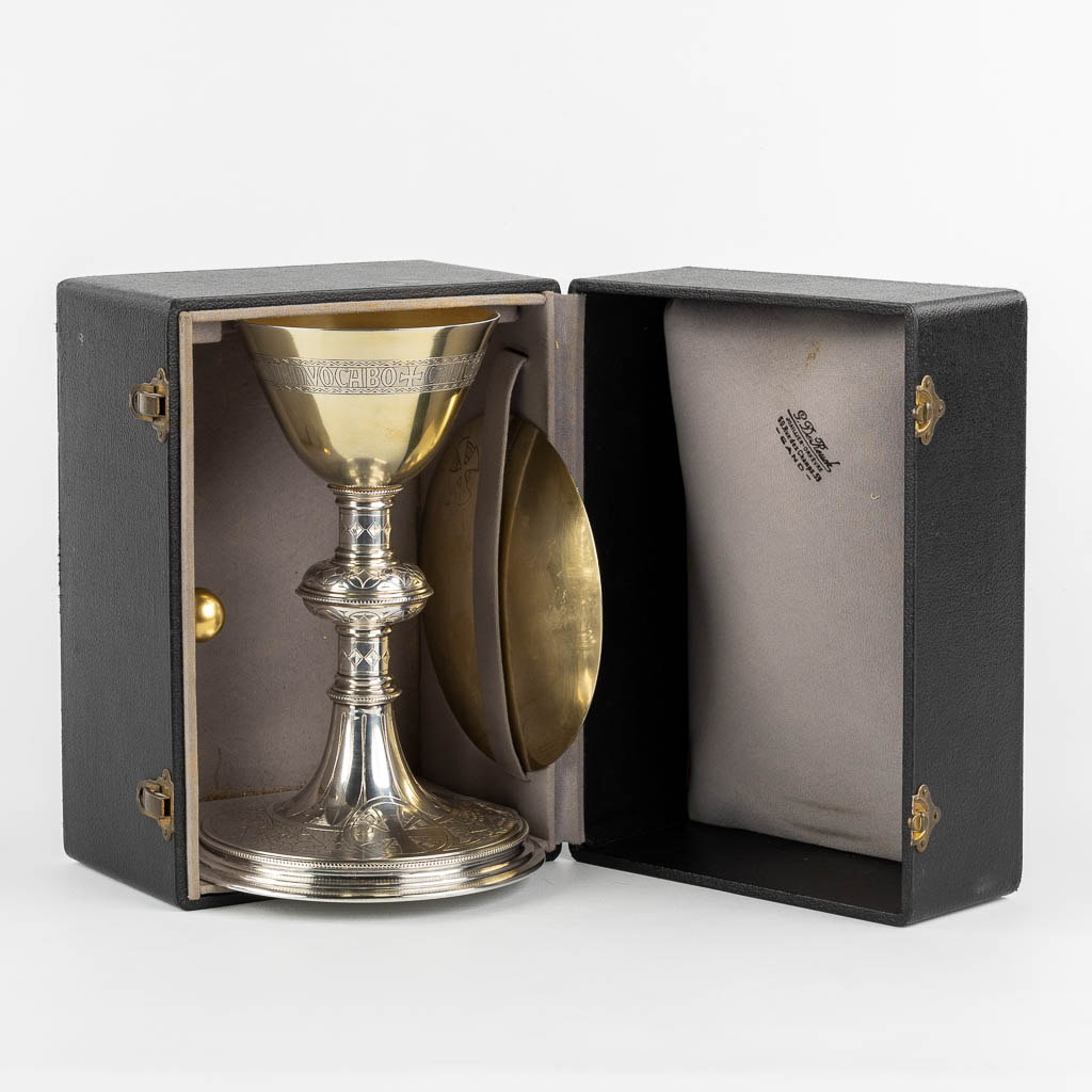 De Reuck, Ghent, a gold and silver-plated chalice, in the original chest. Consacrated March 9th, 1931. (H:21 x D:14 cm)