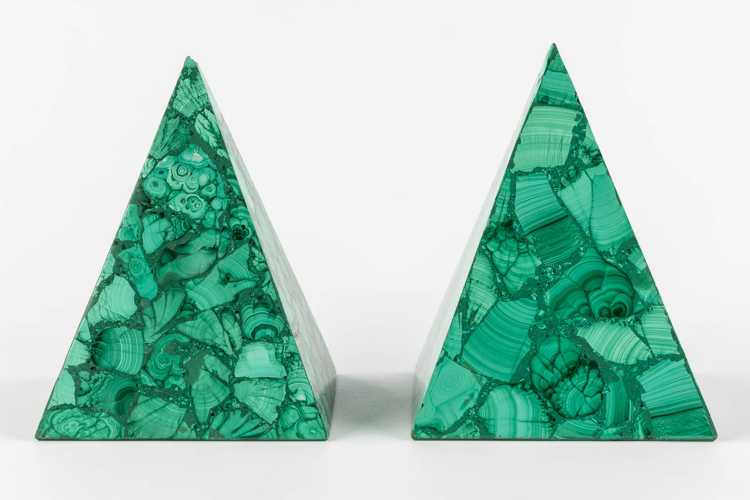 A pair of decorative Malachite pyramides. 20th C. (L:16 x W:16 x H:20,5 cm)