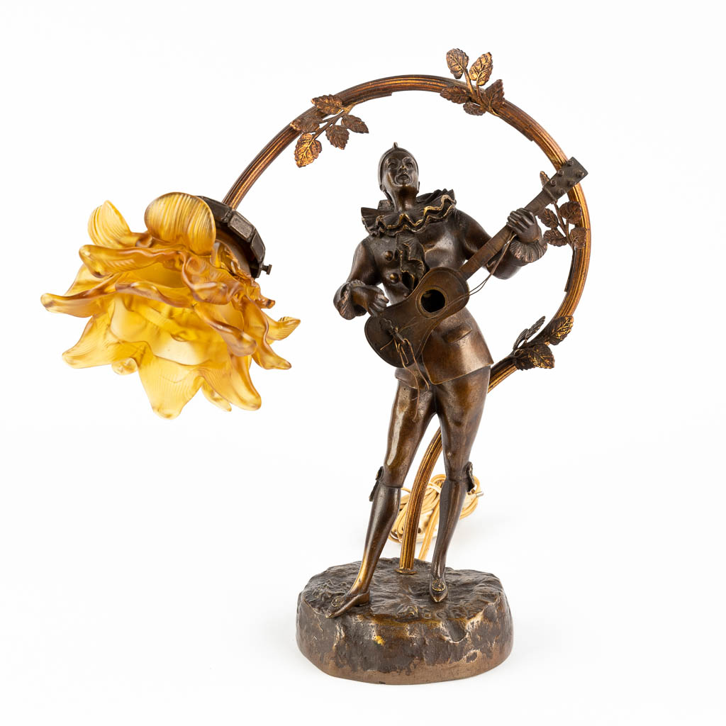 Louis MASCRÉ (1871-1929) 'Een bronzen tafellamp met een Pierrot'. Circa 1900. (L:16 x W:31 x H:38 cm)