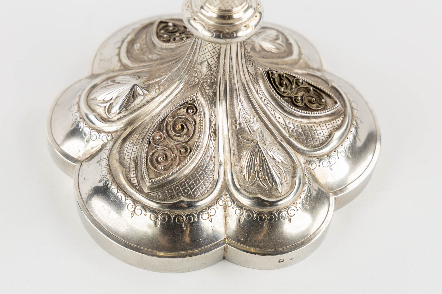 Louis Gilles et Cie, A Gothic Revival Chalice and paten, silver, 950/1000. 546g. (H:27 x D:14,5 cm)