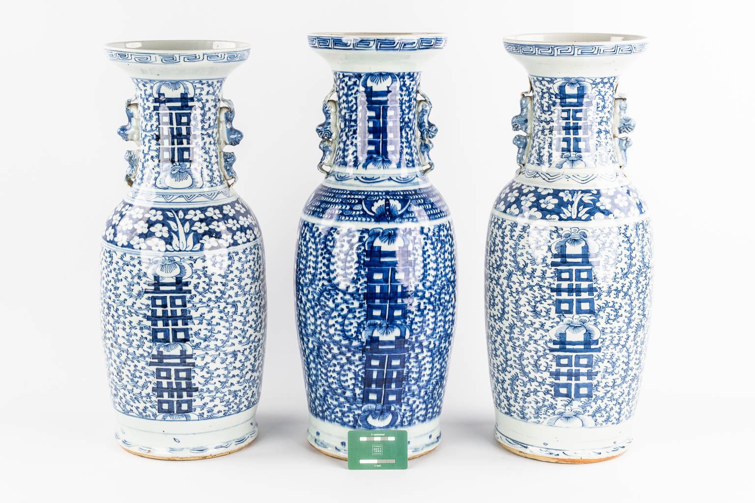 Drie Chinese vazen met een blauw-wit decor en symbolen van geluk. 19de/20ste eeuw.