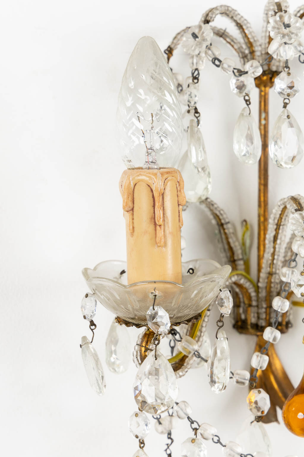 An attractive pair of wall lamps, brass and orange glass. (W:23 x H:30 cm)