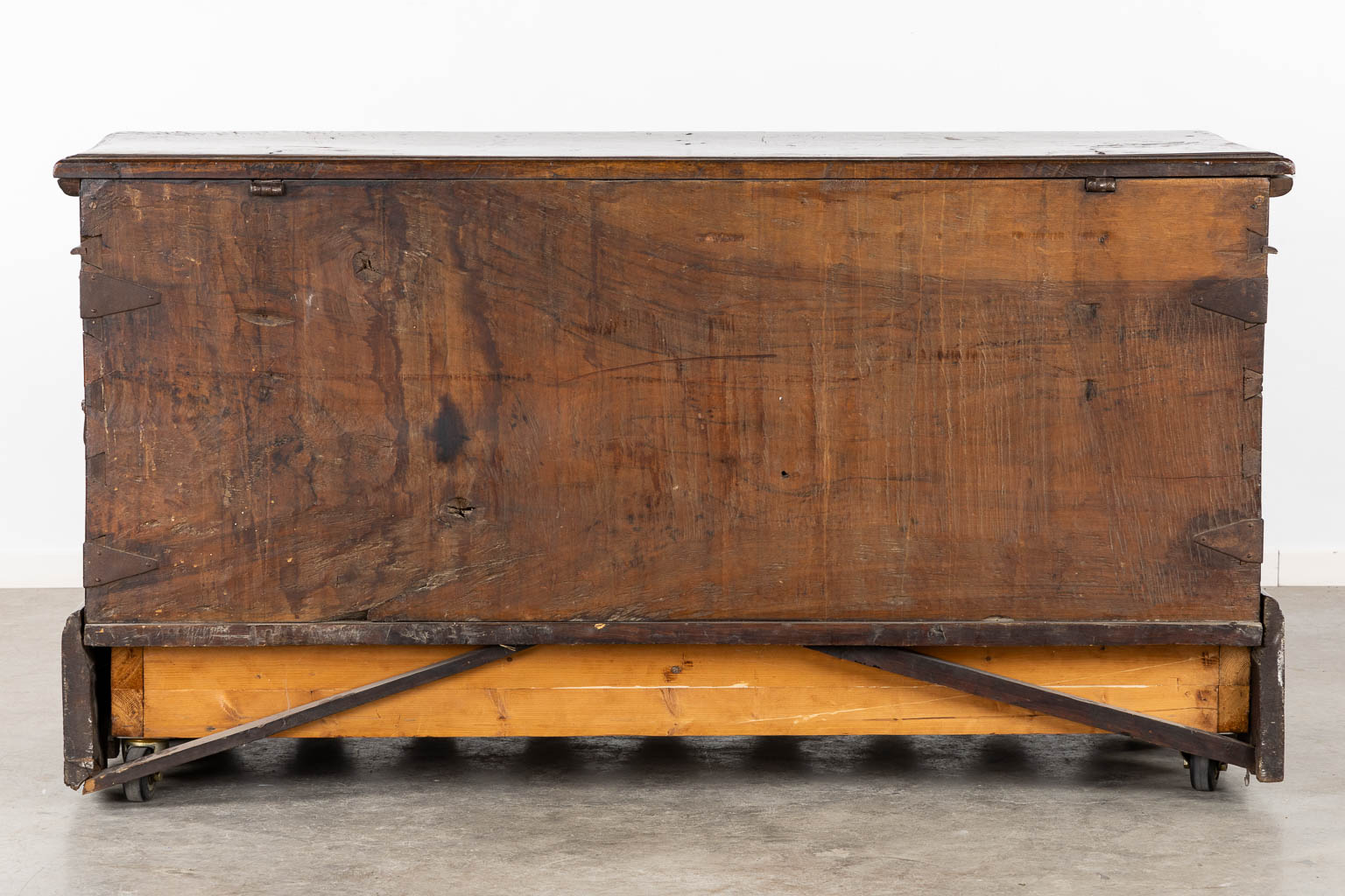 An antique chest, walnut, 17th/18th C. (L:68,5 x W:178 x H:93 cm)