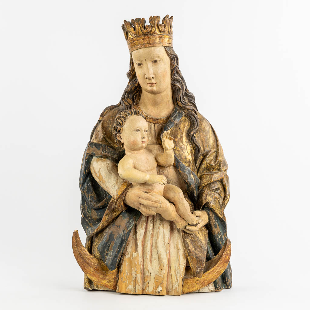 Madonna met kind op een maansikkel, een antieke houtsculptuur. Circa 1500-1520. (L:18 x W:32 x H:66 cm)