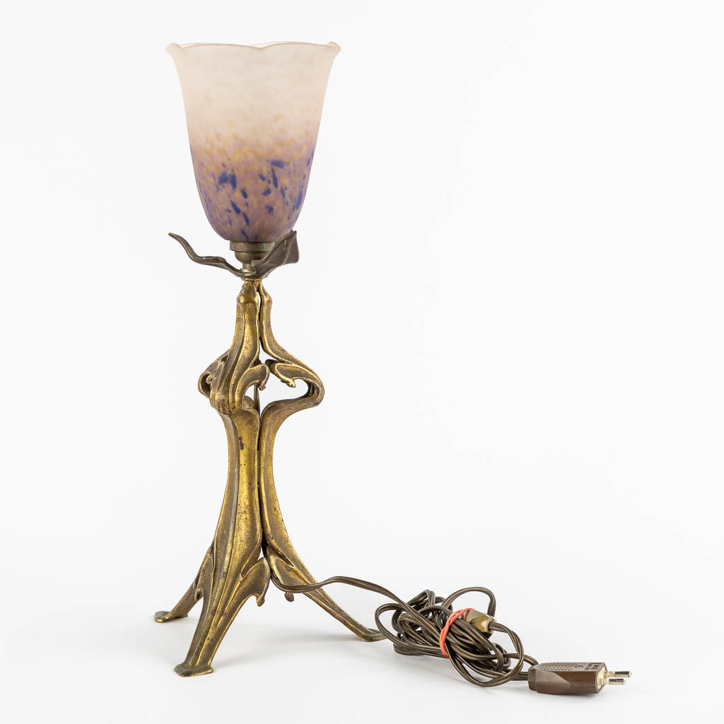 Schneider, an Art Nouveau period table lamp. (H:39,5 x D:14,5 cm)