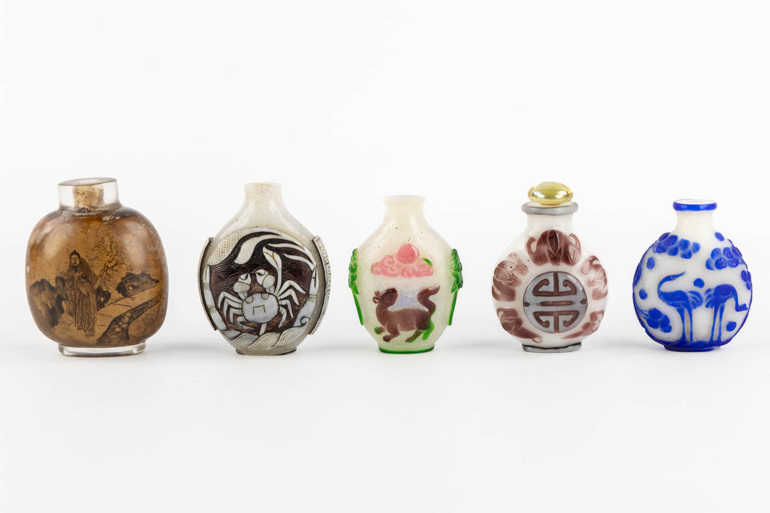 17 Chinese snuff bottles, mostly made of Peking glass. (H:10 cm)