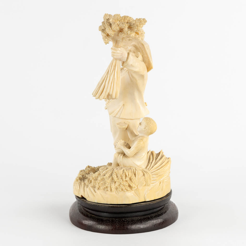 An antique Chinese ivory sculpture 