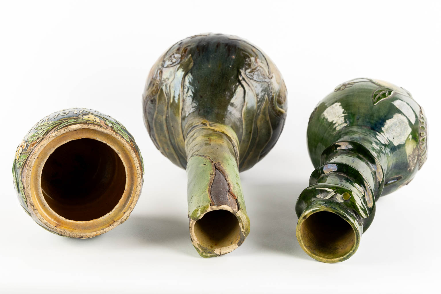 Leo Maes Vereenooghe, Maes Platteau, Two vases and a tobacco jar. Flemish Earthenware, Torhout. (H:45 x D:20 cm)