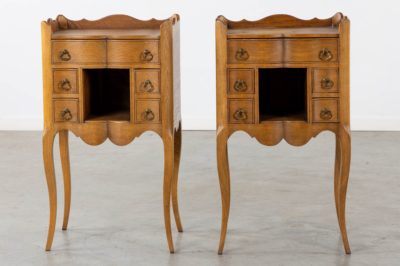 A decorative pair of oak nightstands or side tables. (L:34 x W:45 x H:80 cm)