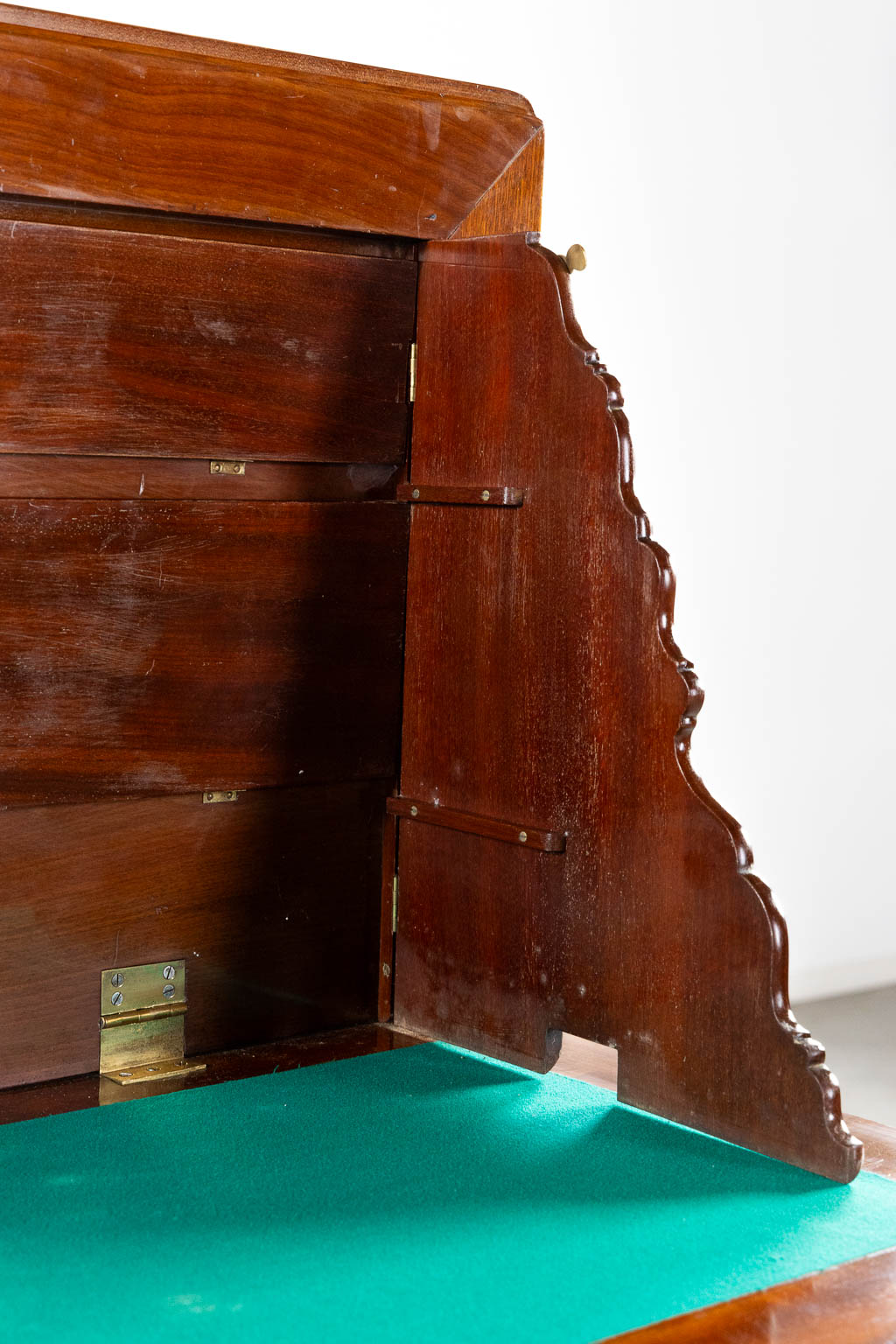 A sculptured mahogany console table with display cabinet, 19th C. (L:51 x W:135 x H:95 cm)