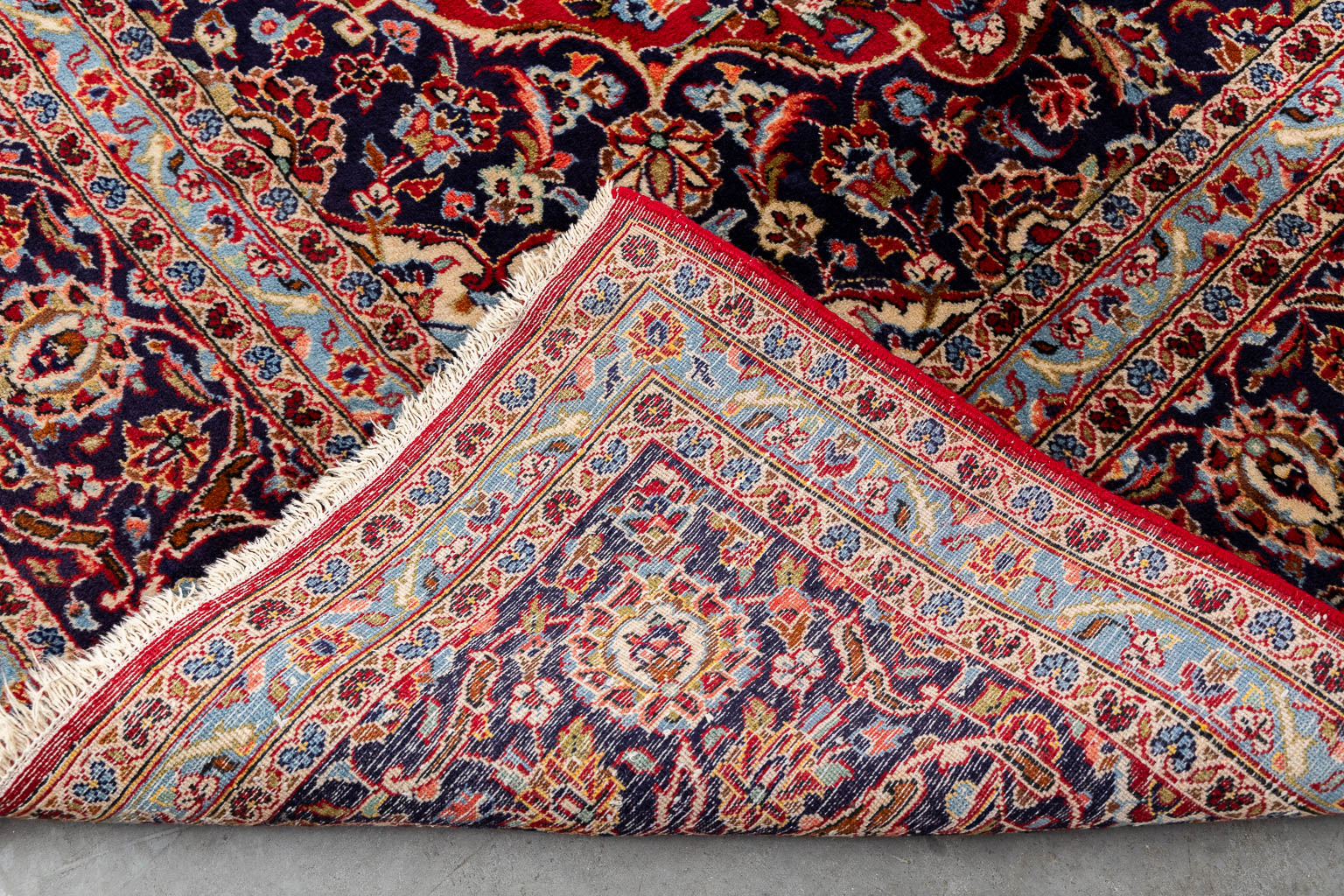 A large Oriental hand-made carpet, Keshan, Iran. (L:246 x W:355 cm)