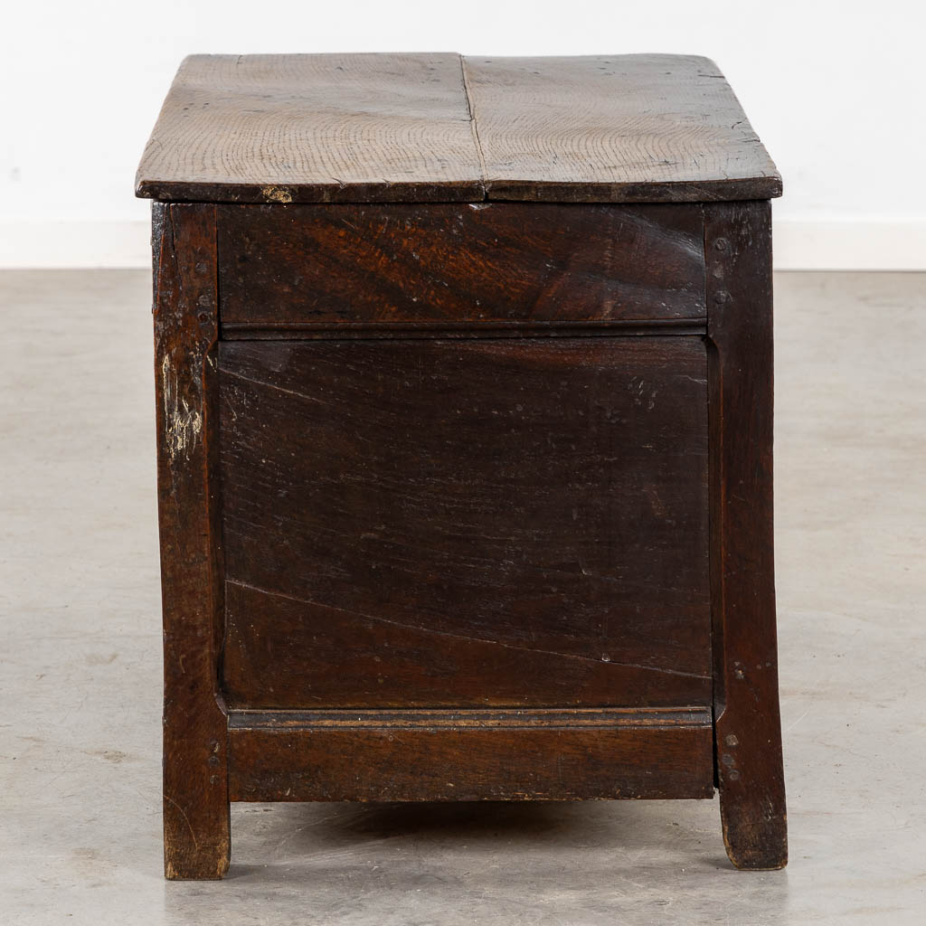 Een antieke houtgesculpteerde koffer of kist, 18de eeuw. (L:52 x W:98 x H:56 cm)