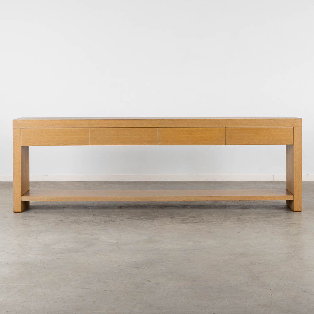 A high-quality console table, light oak. (L:40 x W:250 x H:80 cm)