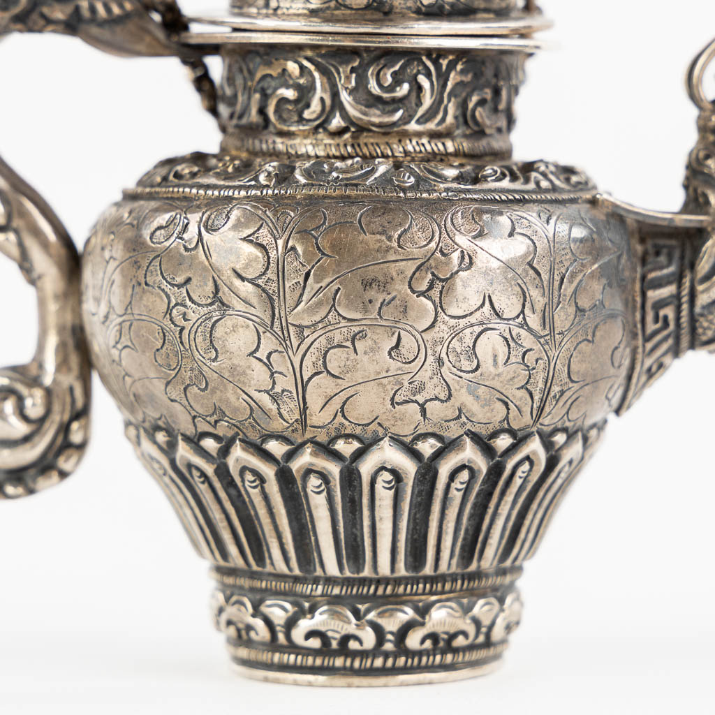 A small silver and Ceremonial teapot, Probably Tibet. (L:7 x W:12 x H:11,5 cm)