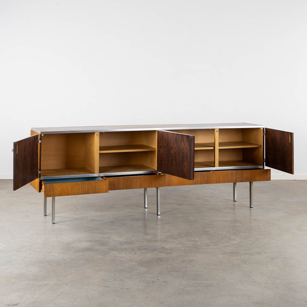 Een mid-century dressoir, houtfineer en gechromeerd metaal. Roger De Winter. (L:46 x W:237 x H:84 cm)