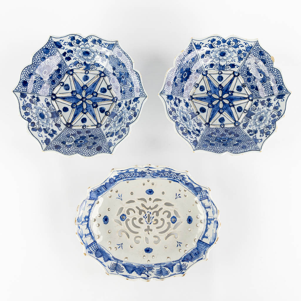 Drie antieke vergieten, Delft, Van Der Klaauw, De Metale Pot. (L:20 x W:25 cm)