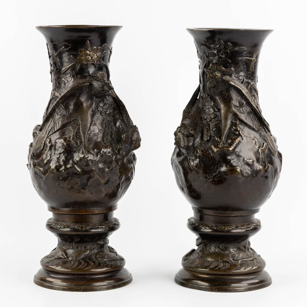 A pair of Japanese bronze vases decorated with fauna and flora. Meji. (H:46 x D:18 cm)