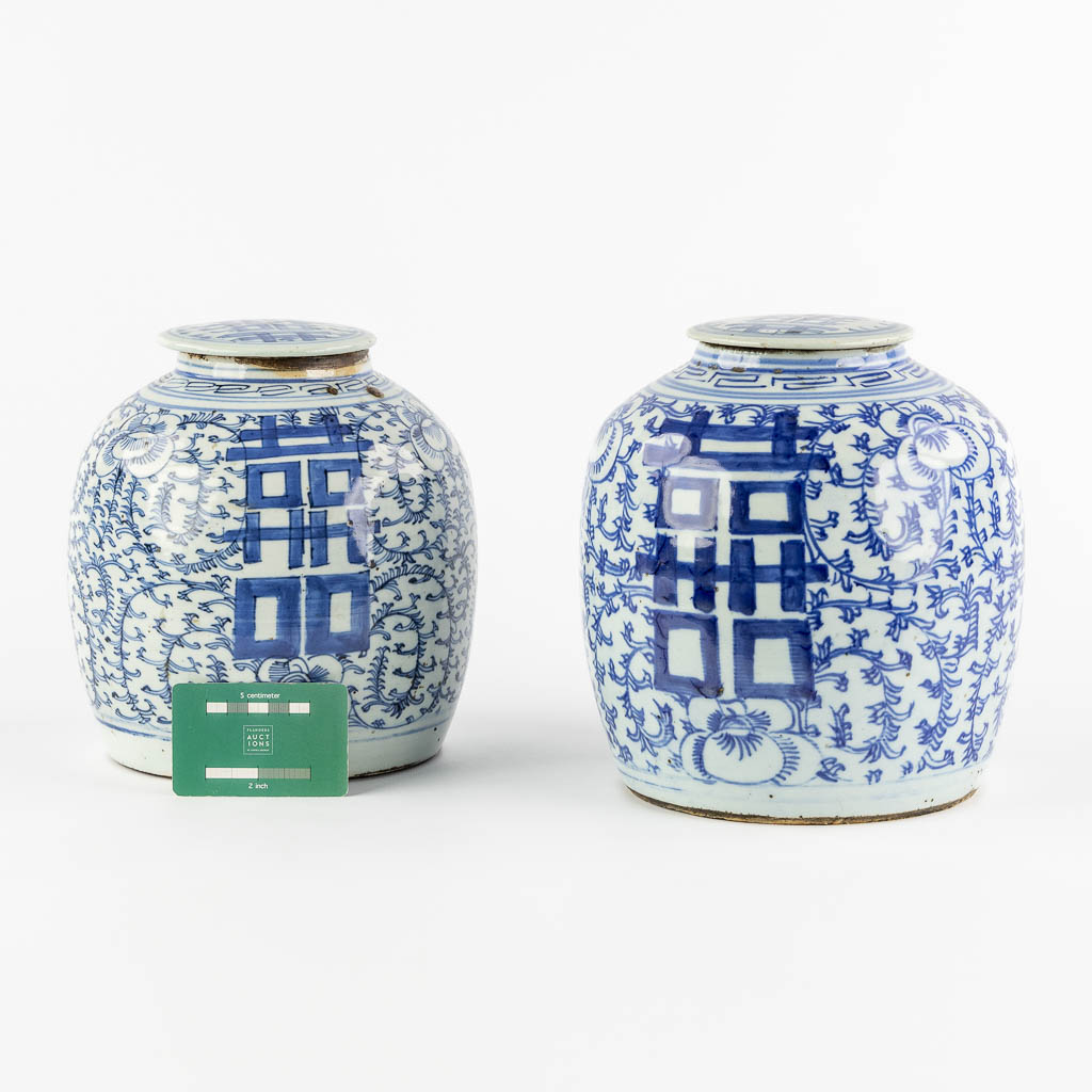 Twee Chinese blauw-witte gemberpotten met een dubbel Xi-teken van geluk. (H:23 x D:21 cm)